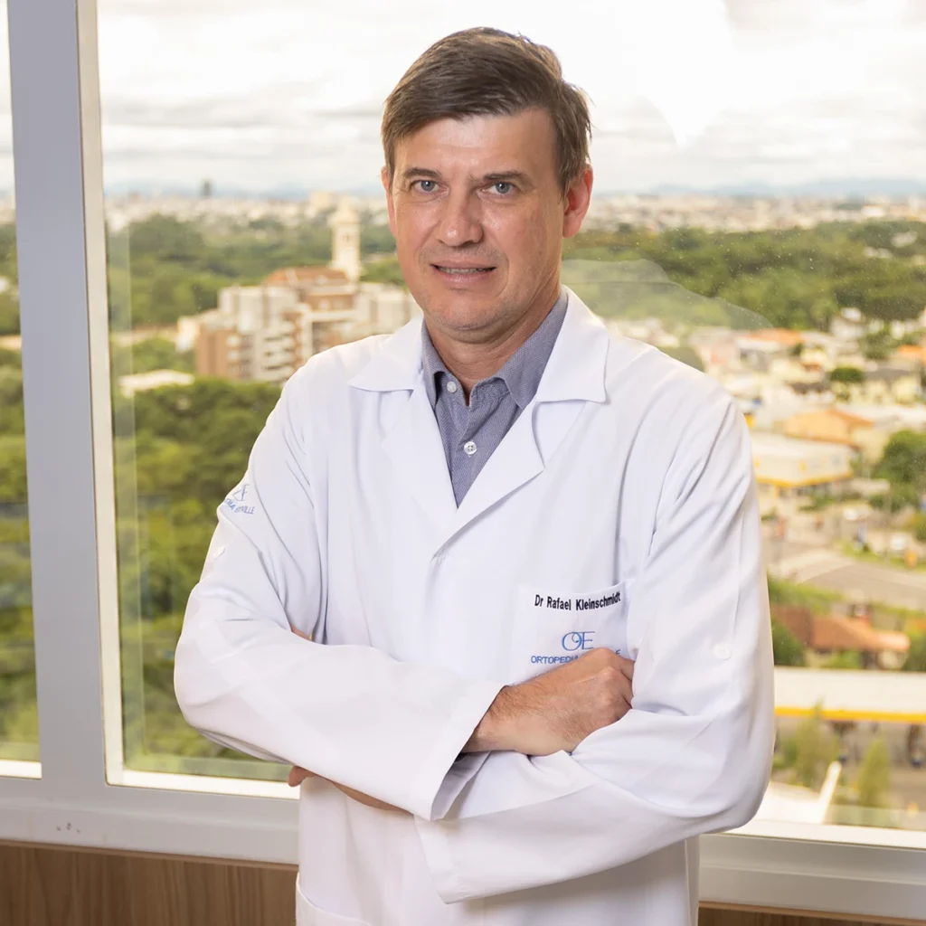 Dr. Rafael Eloy Kleinschmidt, ortopedista especialista em joelho, na Ortopedia Ecoville em Curitiba